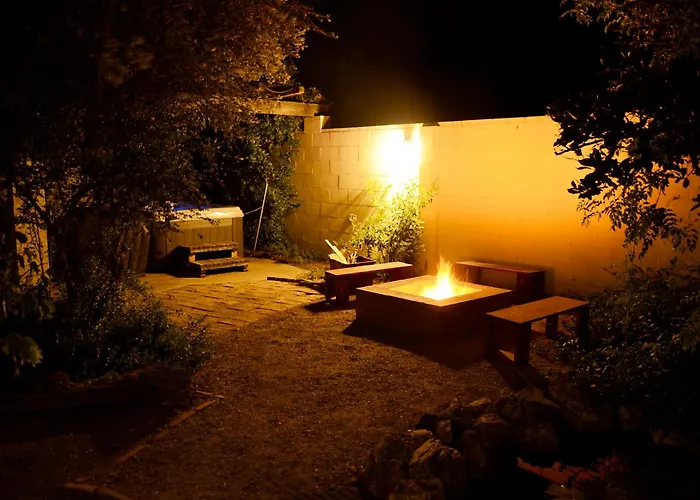 Relax At Artist's Secret Garden, Koi Pond & Jacuzzi, 4 Big Groups Holiday home
