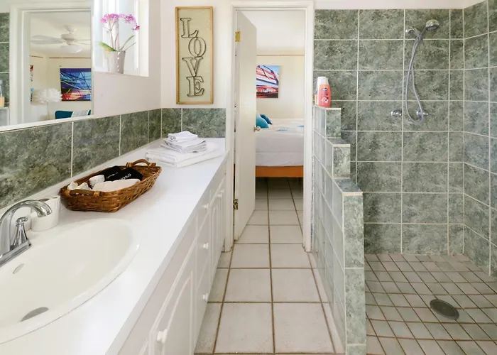 Relax At Artist's Secret Garden, Koi Pond & Jacuzzi, 4 Big Groups Holiday home