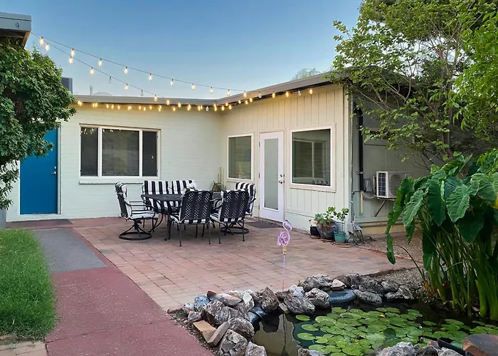 Holiday home Relax At Artist's Secret Garden, Koi Pond & Jacuzzi, 4 Big Groups *