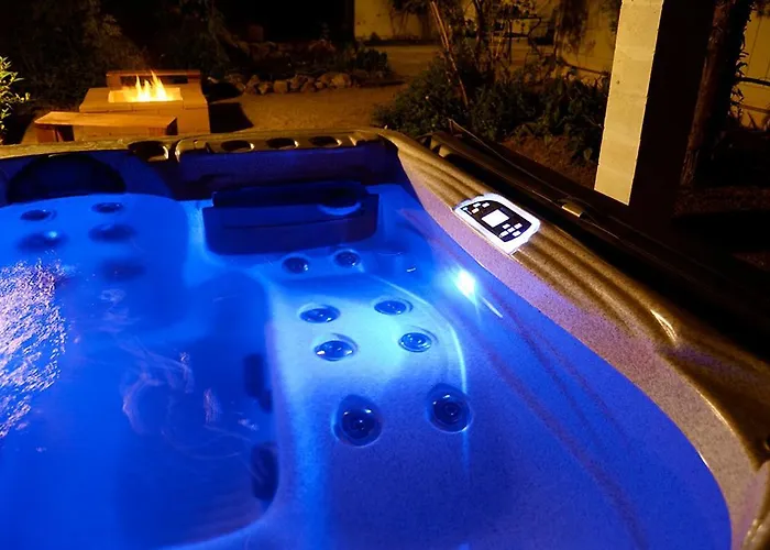 Holiday home Relax At Artist's Secret Garden, Koi Pond & Jacuzzi, 4 Big Groups