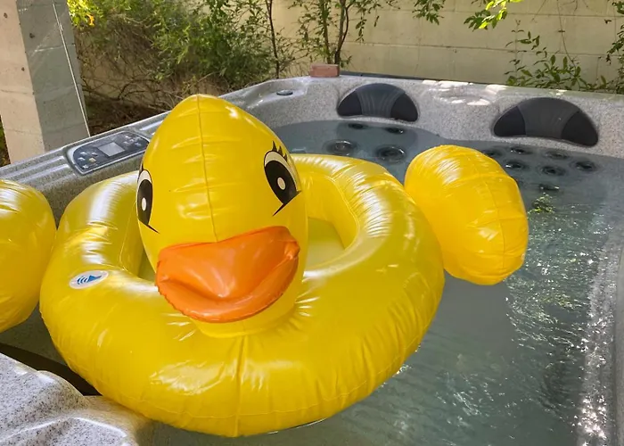 Relax At Artist's Secret Garden, Koi Pond & Jacuzzi, 4 Big Groups Holiday home