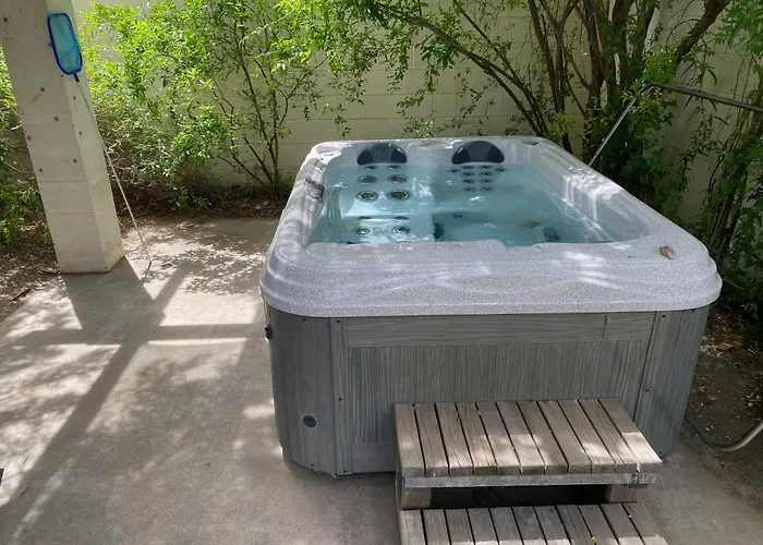 Holiday home Relax At Artist's Secret Garden, Koi Pond & Jacuzzi, 4 Big Groups *