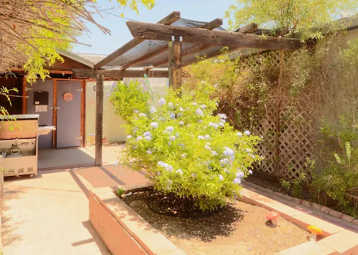 Relax At Artist's Secret Garden, Koi Pond & Jacuzzi, 4 Big Groups Holiday home *