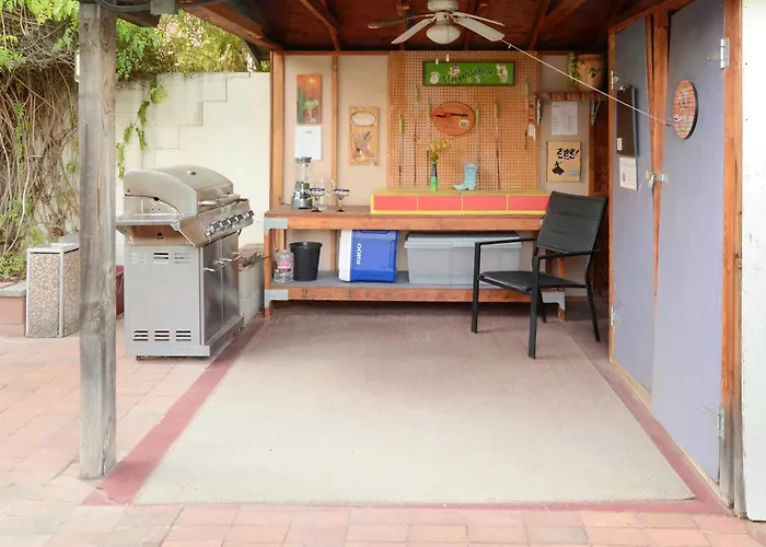 Relax At Artist's Secret Garden, Koi Pond & Jacuzzi, 4 Big Groups Holiday home *