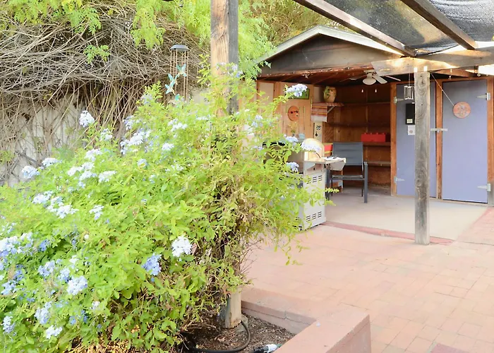 Holiday home Relax At Artist's Secret Garden, Koi Pond & Jacuzzi, 4 Big Groups *