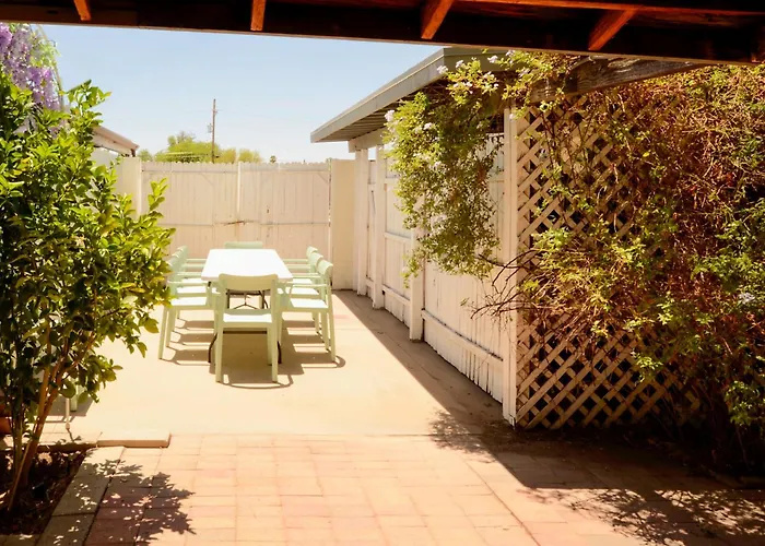 Holiday home Relax At Artist's Secret Garden, Koi Pond & Jacuzzi, 4 Big Groups Tucson