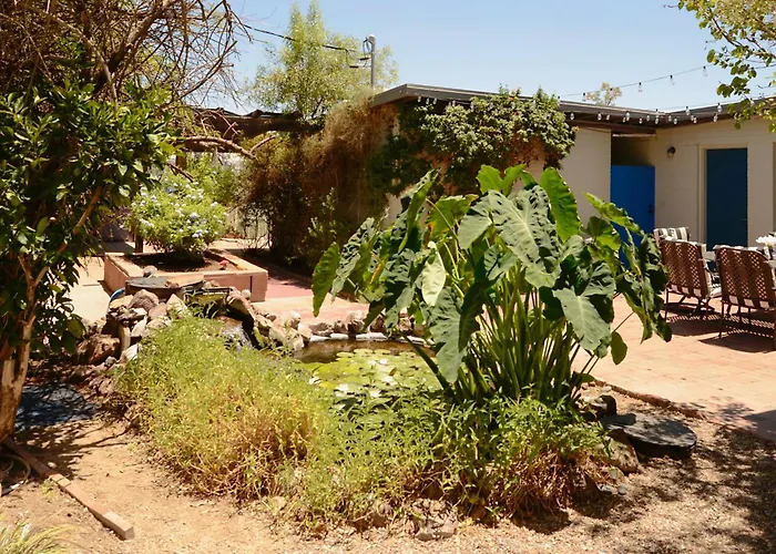 Relax At Artist's Secret Garden, Koi Pond & Jacuzzi, 4 Big Groups Holiday home *